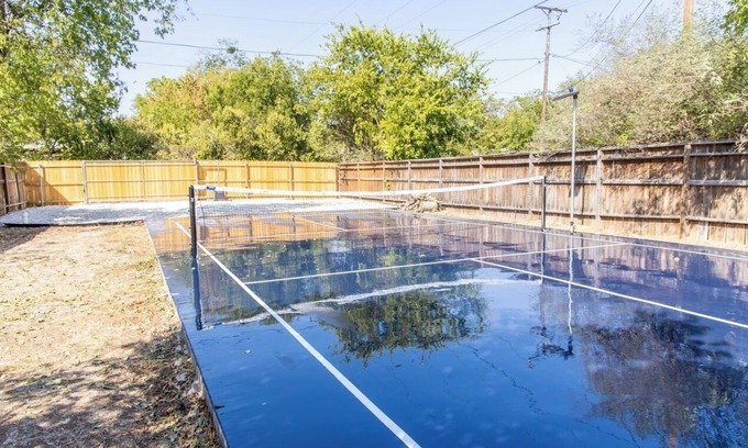 Dean Highland Casa | Waco family stay w/ pickle ball court