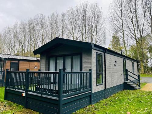 Allerthorpe Casa | Wag Tail Lodge with Hot Tub