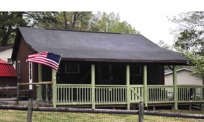 Pipestem Cabaña | Wagon Wheel Cottage:Pet Friendly Cabin at Pipestem