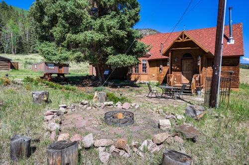 Creede Casa | Wagon Wheel Hideaway Near Fishing in Creede!
