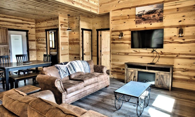 Gatlinburg - Pigeon Forge Complejo | Wagon Wheel is a stunning log cabin located a short drive from Dollywood
