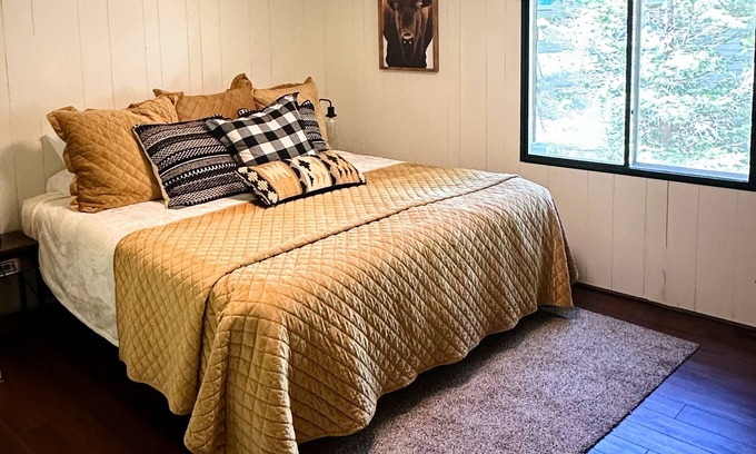 Island Park Casa | Wagon Wheel Retreat– Family Cabin Near Yellowstone with KING BED & DOG FRIENDLY
