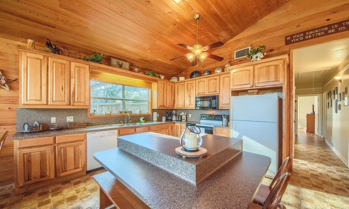 New Braunfels Cabina | Wagon Wheel Rr9084ww 3 Bedroom Home by RedAwning