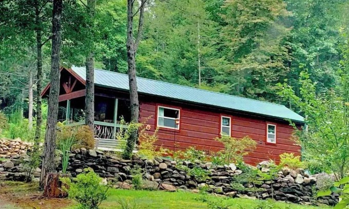 Cleveland Cabina | Wahoo Cabin - Table Rock, Jones Gap, Caesar’s Head, Pretty Place Chapel