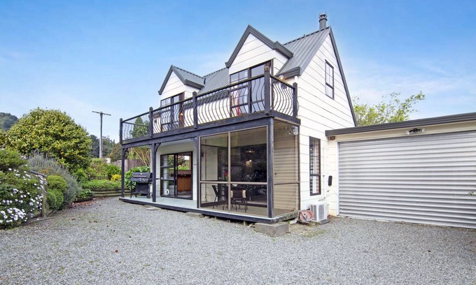 Waikawa Casa | WAIKAWA MOUNTAIN VIEW - WAIKAWA HOLIDAY HOME, with a garden in Picton