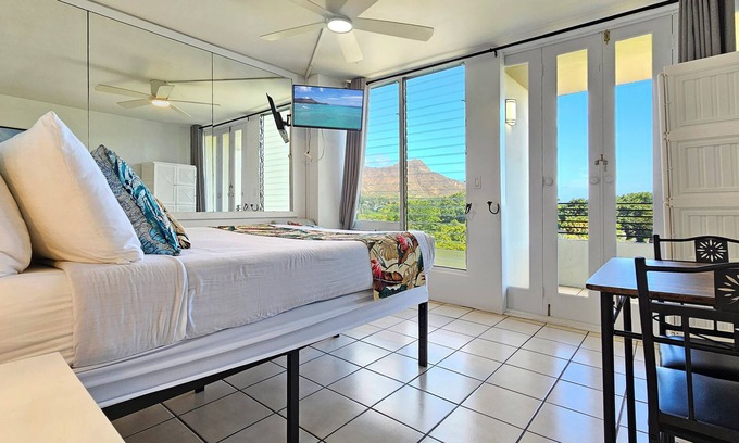 Waikiki Apartamento | 𝐖𝐀𝐈𝐊𝐈𝐊𝐈 6ᵀᴴ Floor Studio w/Balcony — WAIKIKI GRAND HOTEL® 615