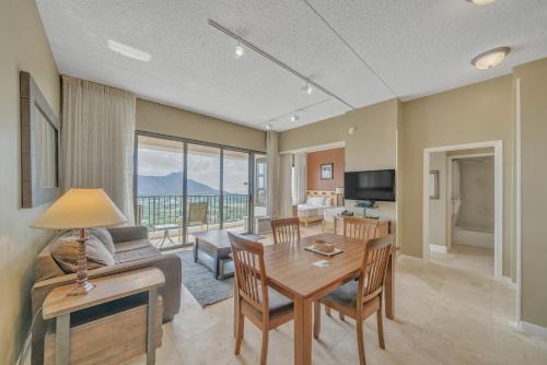 Waikiki Apartamento | Waikiki Banyan High Level Condo with Sea Views & Resort Amenities condo