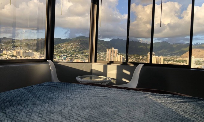McCully - Moiliili Apartamento | Waikiki studio, panoramic view, lots of amenities, 10 min walk to the beach!