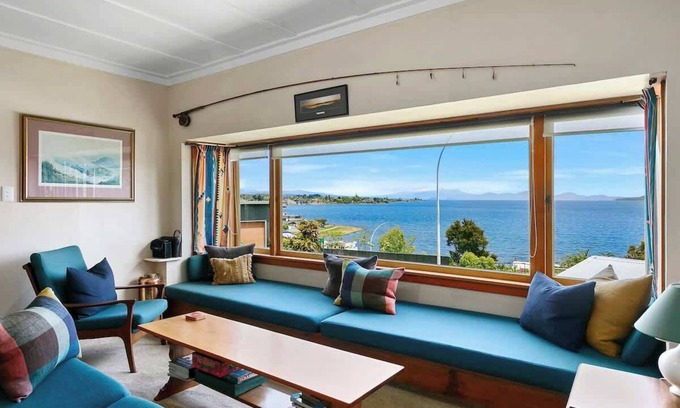Hilltop Casa | Waipahihi Charm & Tranquillity a timeless part of Taupo overlooking the lake