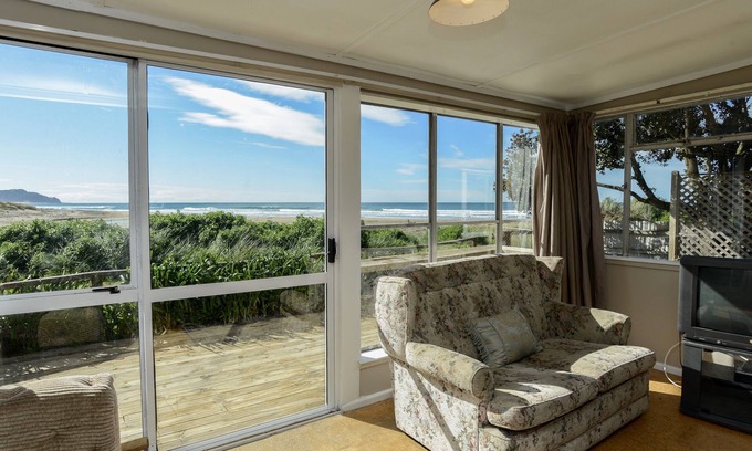 Ocean Beach Cabaña | Waipuka - Ocean Beach Holiday Home