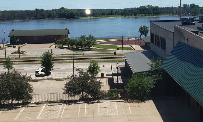 Muscatine Condominio | Wake up to a stunning River view