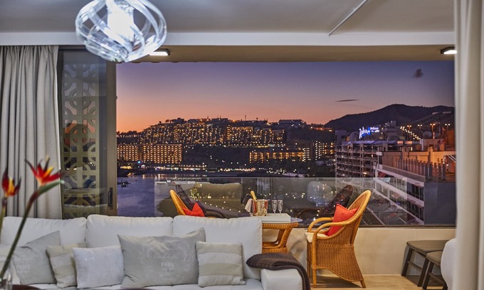 Patalavaca Apartamento | Despiértate con hermosas vistas al mar desde este elegante apartamento