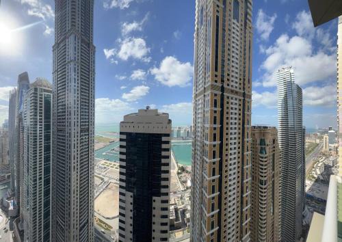 Dubai Apartamento | Wake Up To Sea Views In A Blue Lush Home On 51st