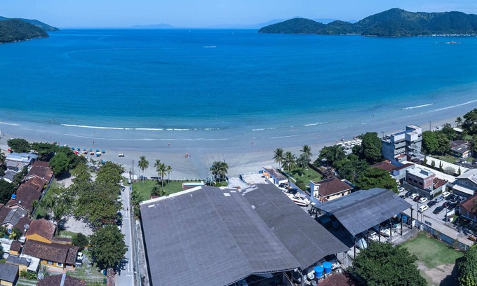 Praia da Enseada Cabina | Wake up to the sound of waves at Enseada Beach