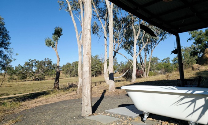 Frog Rock Cabina | Wake with the Kangaroos: Sunrise Cabin Escape in Mudgee