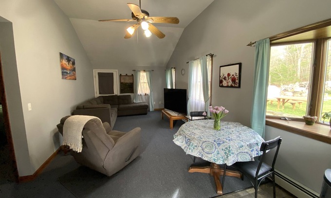 Charlestown Apartamento | Wakefield one bedroom apartment- 5 minutes to the beach!