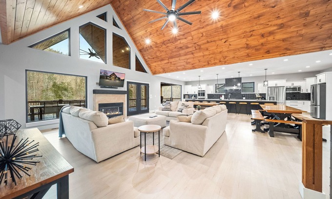 La Follette Casa | Wakes N Shades-Brand New. Private Dock. Hot Tub. 9 Bed/12 Bath.Theater Room