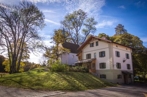 Seeshaupt Apartamento | Wald Apartments bei Schlossgaststätte Hohenberg - Seeshaupt, südlicher Stanberger See, kostenfrei Parken, Ladestation für Auto und Fahrad, WLAN, Natur pur