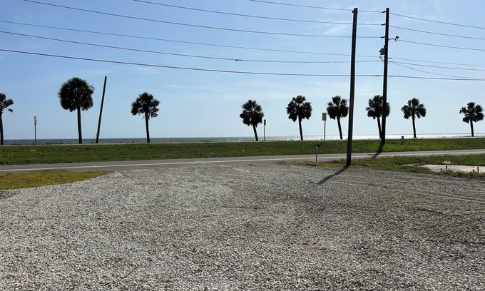 Port St. Joe Alquiler De RV | Walk across the street to put your toes in the sand! Beautiful sunset views!