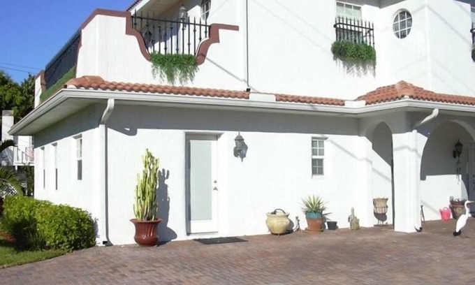 Sunset Beach Apartamento | ¡Camina descalzo un minuto hasta la playa de arena blanca y los restaurantes cercanos! Mascotas ok