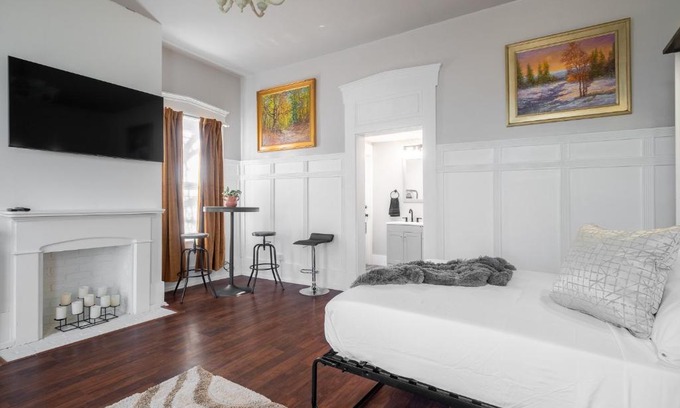 Columbus Casa | Walk/Bike everywhere from this Historic Chic Studio