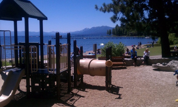 Tahoe City Casa | Camina al centro y cerca de Squaw / Alpine / Homewood y más ...