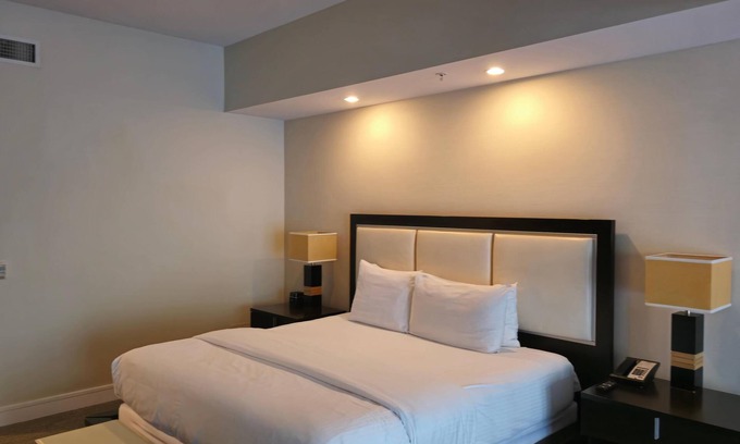 Doral Condominio | Walk Downtown Doral, King Suite with Kitchen - ADA