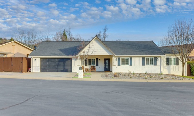 Murphys Casa | Walk Downtown: Remodeled Home in Murphys w/ Yard!