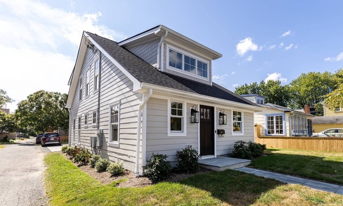 Eastport Casa | Walk Everywhere From New Eastport Cape Cod with High-End finishes and Gourmet Kitchen