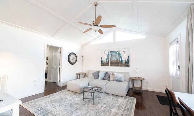 Northside Casa | WALK EVERYWHERE in North Chat! -VIEWS- 2 KING Beds