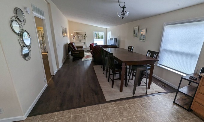 Vernonia Casa | Walk EVERYWHERE: the river, park, restaurants, trail! Lots of Space!