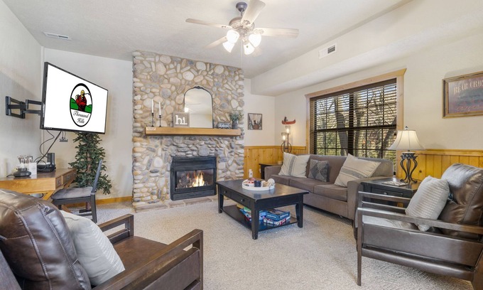 Branson Theater District Cabina | Walk-In 2 BR Cabin with Loft in Wooded Area, Minutes from Shows & Attractions!