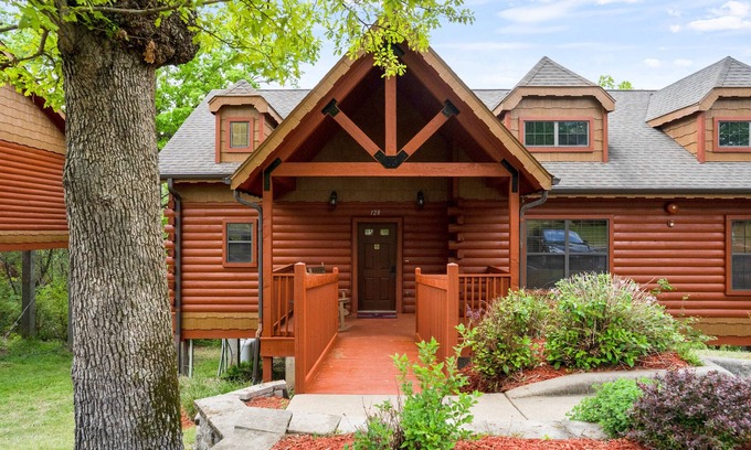 Branson Theater District Cabina | Walk-in Country Cabin in the Heart of Branson - Minutes from Attractions!