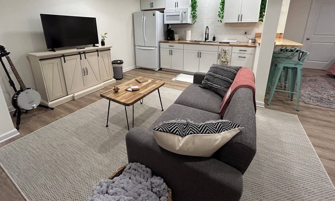Willow Street Apartamento | Walk-out basement studio of new townhome on outskirts of Lancaster city