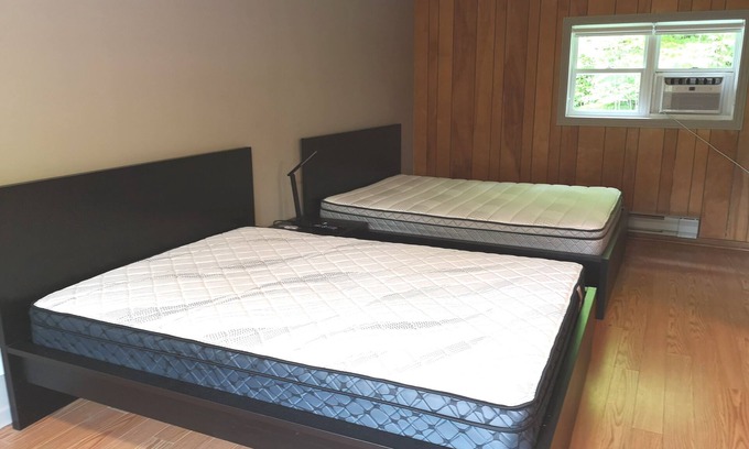 Dorset Casa | Walk out deck room 1. Minutes from the Lake, Boat Launch, Dorset