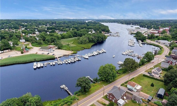 Pawcatuck Apartamento | Walk out of the house onto your Dock! Bring your Boat! Close to Everything!