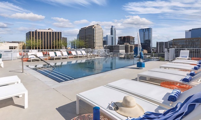 West End Complejo | Walk to ACL Downtown Wyndham Studio Deluxe Rooftop Pool 10/03-10/06