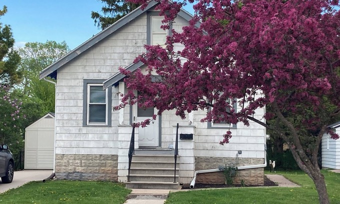 Oshkosh Casa | Walk to AirVenture from this Cozy Cottage!