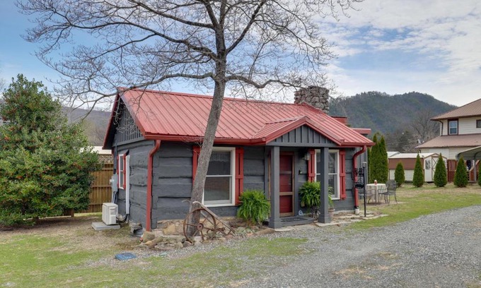 Hot Springs Apartamento | Walk to Appalachian Trail Hot Springs Getaway!