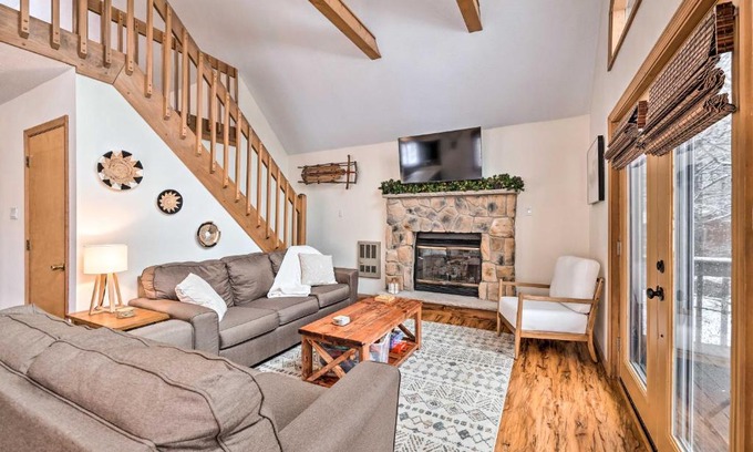 Pocono Lake Casa | Walk to Arrowhead Lake Cabin with Private Hot Tub!