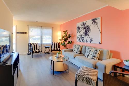 Atlantic Beach Casa | Walk to Atlantic Beach Townhome with Patio!