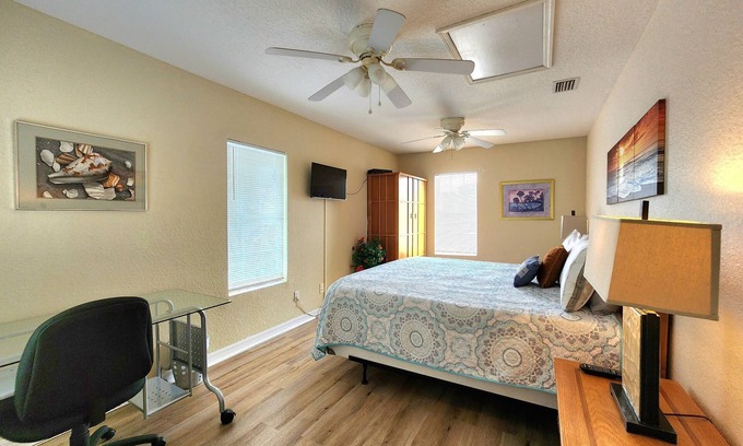 Historic Downtown Melbourne Condominio | Walk to Bars, Shops & Restaurants...Beach is a short 5 min drive