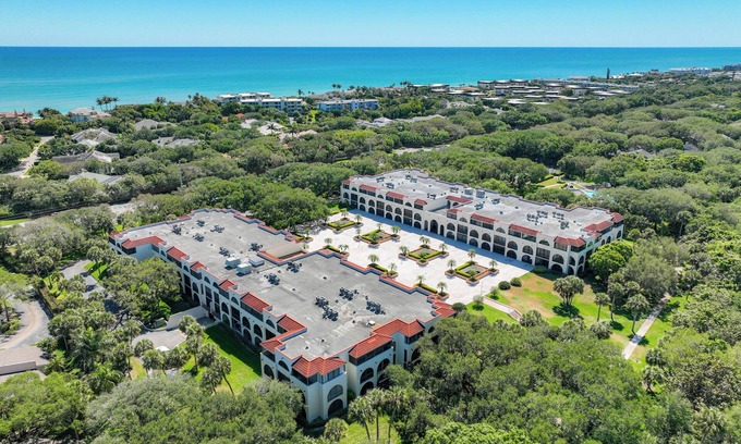 Central Beach Condominio | Walk to Beach. RENOVATED & HUGE 3-bed &3-bath condo in Vero Beach