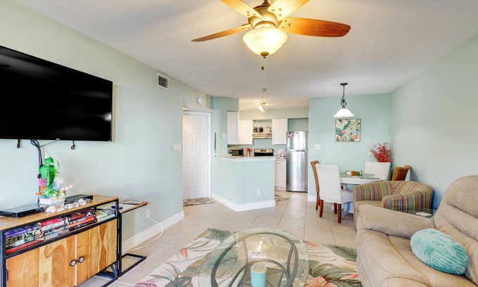 Ocean Side Village Condominio | Walk to Beach: 1st-Floor Unit w/Pool in Melbourne