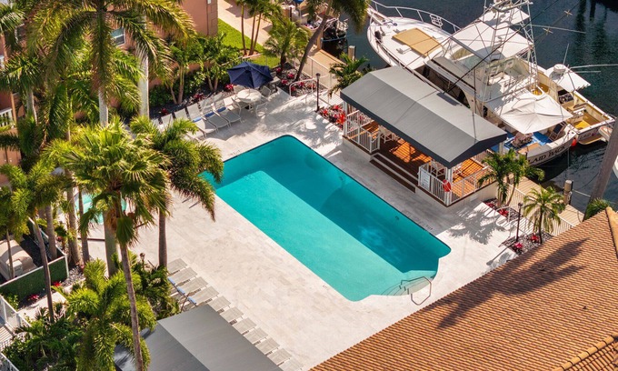 Barrier Island Complejo | Walk to Beach and Strip- 2 bedrooms, and WiFi in Fort Lauderdale