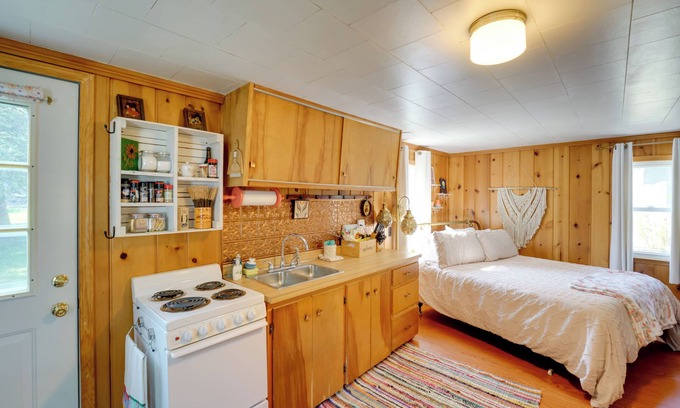 Port Austin Apartamento | Walk to Beach Access! Chic Port Austin Studio
