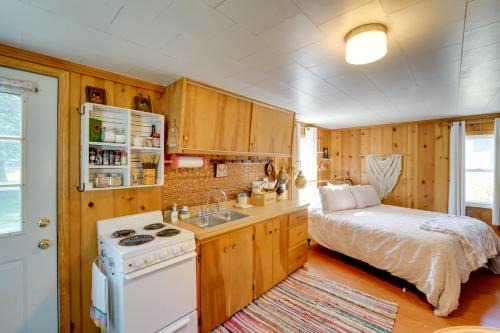 Port Austin Apartamento | Walk to Beach Access! Chic Port Austin Studio