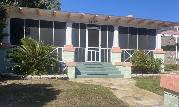 Gulfport Casa | Walk to beach, casinos from grand historic home & pet friendly fenced yard