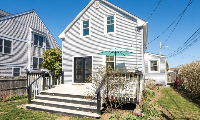 Newport East Casa | WALK to BEACH/CLIFF WALK! FANTASTIC Location! Newport so close! Pets OK! Deck!