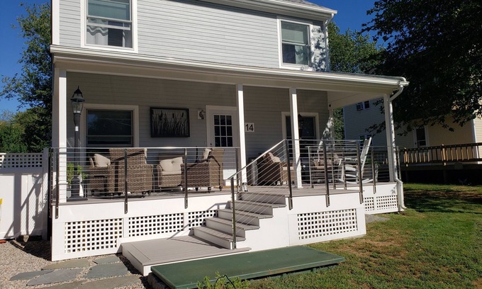 Jamestown Shores Casa | Walk to beach - Comfy new home
